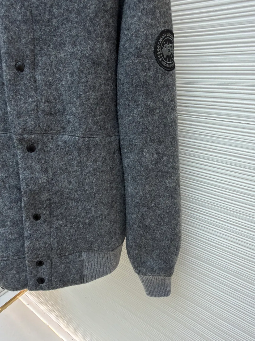 P770 Canada Goose Fleece Badge Button Jacket ●Original version: purchased and developed by 6199 ●Item number: 1682131-C55 ●Fabric: wool blended fabric ●Technology: rib knitting ●Color: dark gray ●Version: fitted version ●Weight: about 910 grams ●Size: S-M-L-XL ●Description: Wool blend fabric: The main fabric of this jacket is light gray wool blend fabric to improve the fabric's wear resistance, wrinkle resistance and warmth. Wool provides good warmth and a natural feel, while blended fibers enhance the fabric's practicality and durability. Rib knit at collar, cuffs and hem for added stretch and fit. The cutting process needs to ensure that the texture and color of the fabric are evenly distributed, especially with this light gray tone, to avoid chromatic aberrations. The stretchability of wool-blend fabrics needs to be taken into consideration when cutting pieces to ensure dimensional stability of the finished garment. Use a sewing needle and thread suitable for wool-blend fabrics to avoid damage to the fabric during sewing. The sewing stitches are even and firm to prevent thread stripping. The temperature needs to be controlled during ironing to avoid high temperature damage to the fabric while keeping the fabric smooth and crisp. The overall wiring is straight and delicate, the fabric is comfortable and soft, and the color is consistent without color difference. It can be matched with the same style to create a fashionable look and control various occasions. Customized accessories, complete with three standards, same style for men and women!